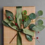 Branche d'eucalyptus et baies rouges 30 5 cm
