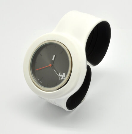 Montre b! Bracelet blanc et cadran noir
