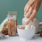 Mortier et pilon en grès blanc + Ail des ours