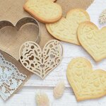 Kit pour biscuit en relief Coeur + 2 Stylos au chocolat vert et rouge