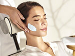 SMARTBOX - Coffret Cadeau Pause Bien-être en Boutique & Spa Clarins : soin visage et 20€ de bon d’achat sur les produits Clarins -  Bien-être