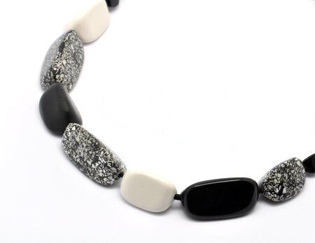 Collier noir  gris et blanc