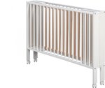 Lit pliable blanc avec matelas et housse de protection bleue
