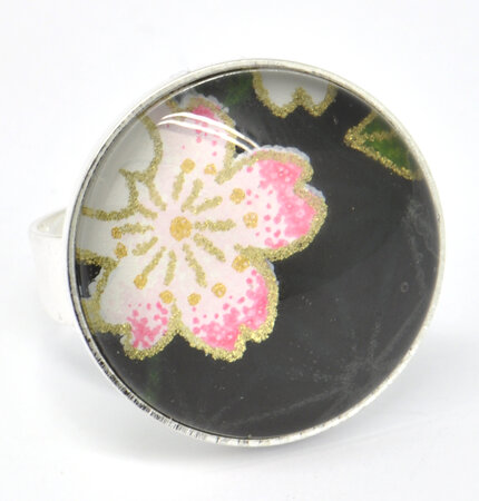 Bague cabochon Fleur Fond noir