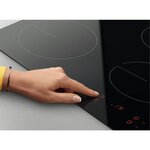ELECTROLUX - Plaque de cuisson vitrocéramique - 3 zones - 5700W - L59 x P52cm - Revêtement verre - Noir