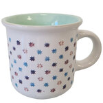 Tasse blanche et verte en grès motif étoiles