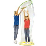 Ses creative debout dans une bulle géante