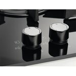 ELECTROLUX EGT6633NOK - Plaque de cuisson gaz - 3 foyers - 7900W - L56 x P48 x H4,5cm - Revetement verre - Grilles en fonte - Noir