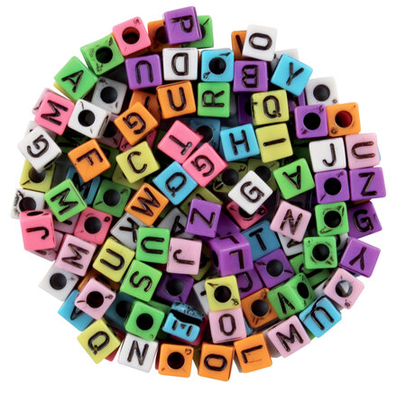 Perles pour enfant lettres carrées opaques 0 7 cm 180 pièces