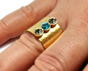 Bague métal martelé et Cristal Swarovski Bleu