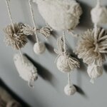 Suspension murale enfant - moutons et pompons en laine - 40 x 60 cm