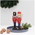 Figure Casse Noisette rouge avec baton