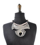 Collier ethnique en textile gris